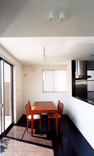 テラスから入るゆるやかな光が、食事中に会話を弾ませるダイニング・キッチン