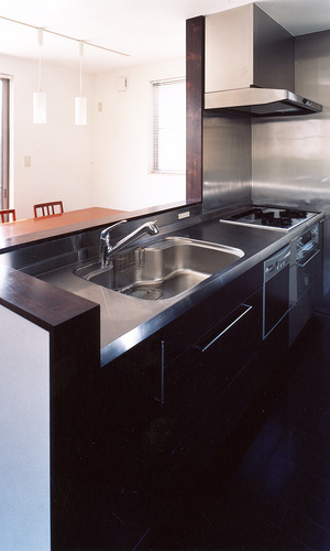 シックな焦げ茶色とステンレスカラーでまとめた、動きやすいキッチン