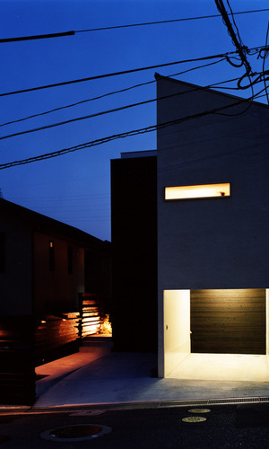 外部の喧騒から生活を守るために、道路面に対し大きな面を作ったムーディな外観