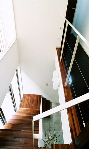 玄関から２階に四季を感じる空気を運んでくれる、吹き抜けのある階段