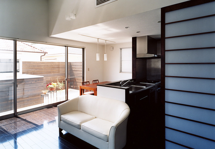 高めの作られた、杉の素材感がよく似合うテラス壁