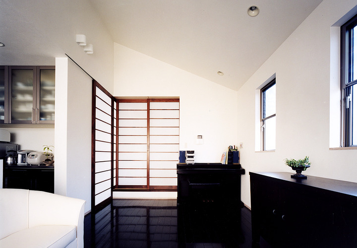 和モダンな障子が、黒いフローリングとピアノにマッチしている空間