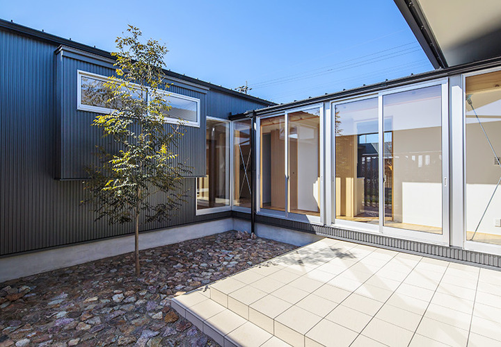 食事を楽しむキッチン前のコートテラス