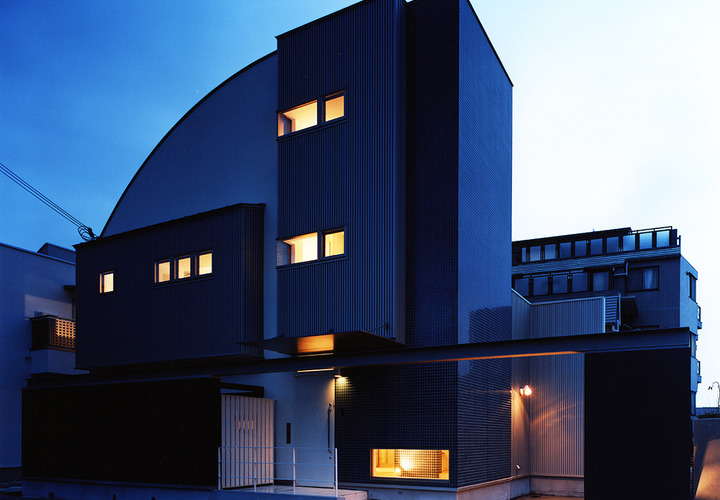 青いタイルとアール屋根が特徴的な外観