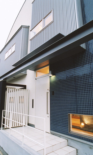 青いタイル壁が、浴室のような清潔感を感じる外観