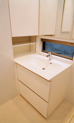 角をうまく利用した、コンパクトながらも収納力のある洗面所