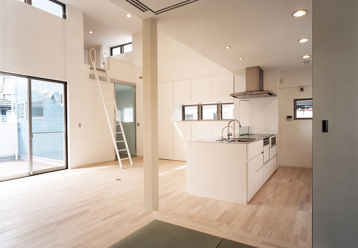 造作家具のデザインを統一することで、圧迫感を感じさせない壁面収納