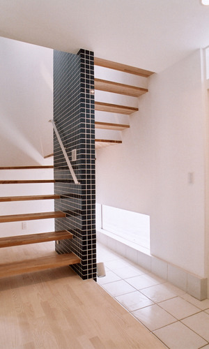 家のシンボルになる黒のタイルが個性的な、こだわりが強く出ている階段周り