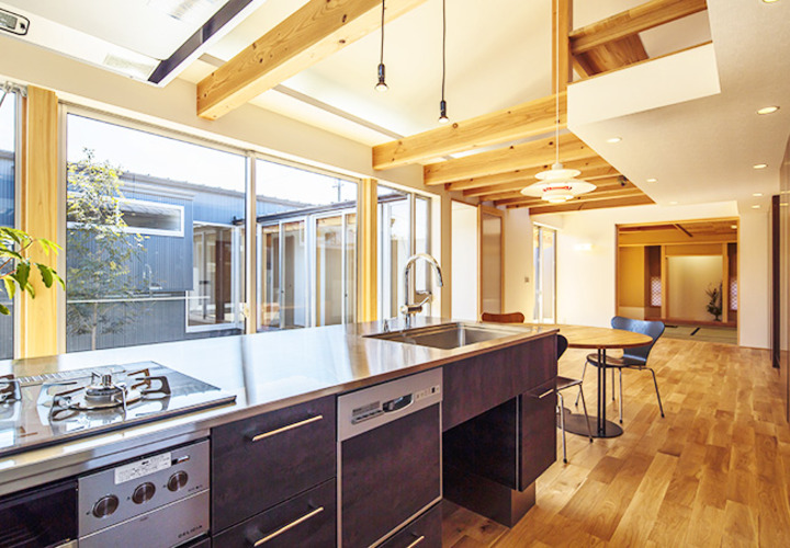 キッチンから中庭を眺める