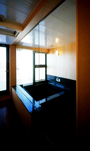 テラス越しに富士山を眺めるお風呂