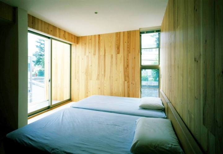 バルコニーに面した寝室