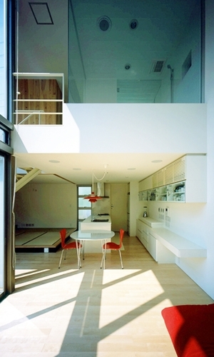 大きな窓から陽射しを取り込むリビング