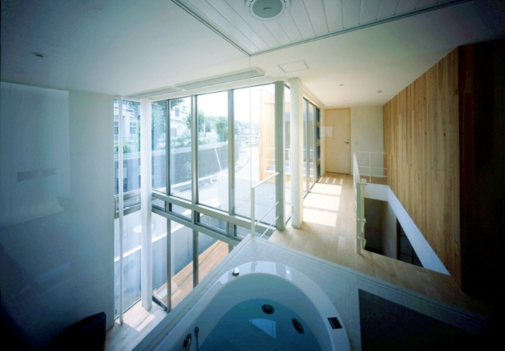 家の内外が見渡せる2階の浴室