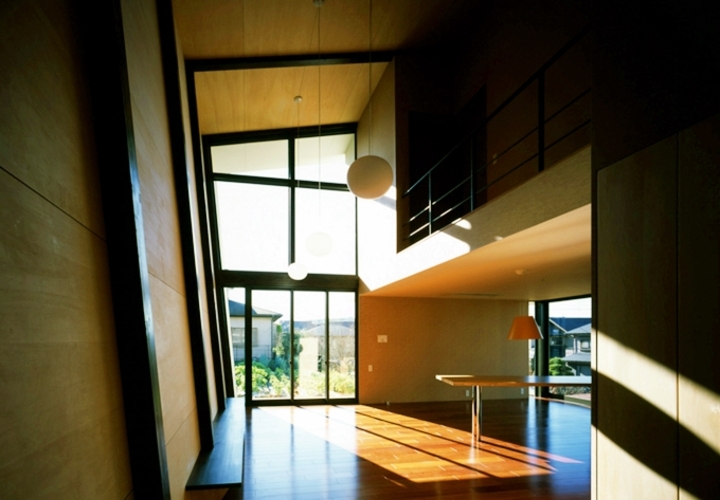 2層分の窓から差し込む陽射し