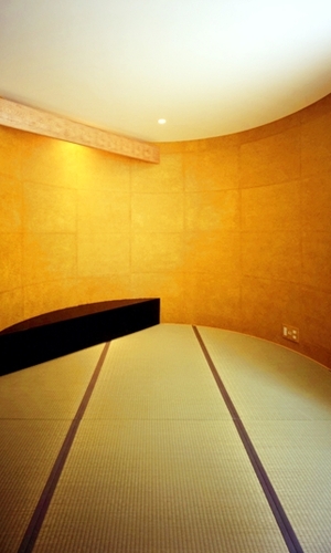 壁を湾曲させた和室