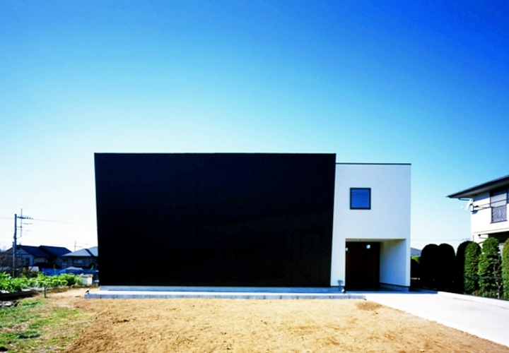 エントランスは閉じた外観