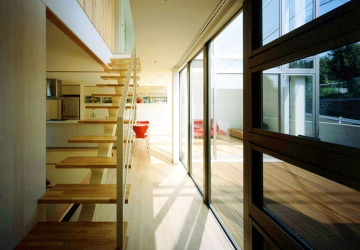 玄関ホールから見えるテラスとリビング