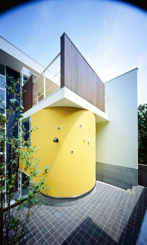 丸い黄色い壁とテラス