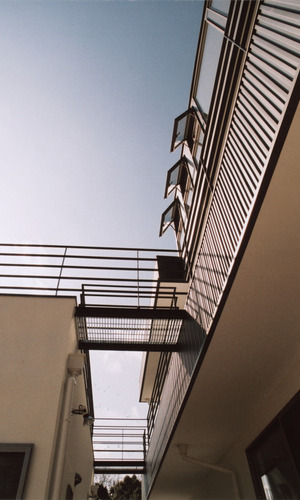 爽快な風を室内に運ぶ、空を反射させ規則正しく並ぶ突き出し窓