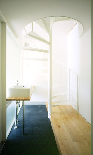 玄関の小さな土間には、手洗いとカウンター