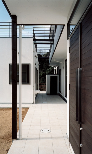 屋上テラスに向かうブリッジ下は、光と影を楽しめるスペースになる1階デッキ