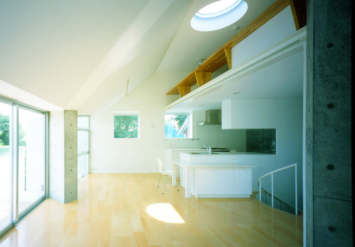 ロフト上部のトップライトから陽射しが差し込むLDK