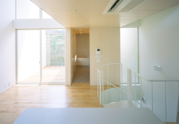 開放感のあるリビング・キッチンには、ルーバー付テラスが隣接