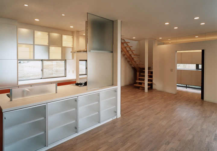 フロストガラスを随所に採用し、柔らかい光を室内に反射させるLDK