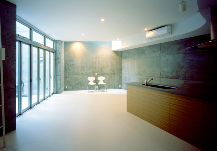 地下コートヤードに面したシンプルなLDK