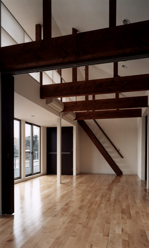 太い梁を古民家風にデザインされた、最高の眺めをもつ子供部屋