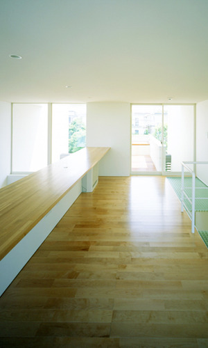 吹き抜けから、ダイニング・キッチンを見下ろすロフト