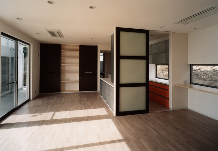 小さく仕切らず開放感を意識した、光の美しさを楽しめるLDK