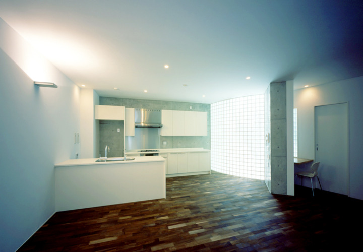 ガラスブロックから優しい光が入るLDK