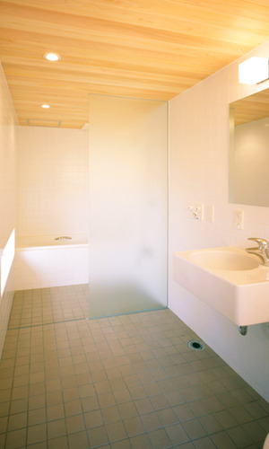 テラスに向けた窓がアクセントのシンプルな水まわり