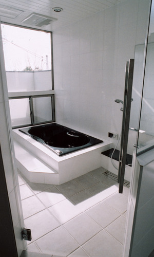 月夜の美しさを感じながら、アロマキャンドルを楽しみたい広さのある浴室