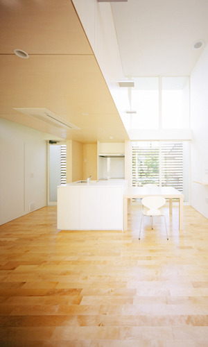 シンプルなダイニング・キッチンは、2面がテラス