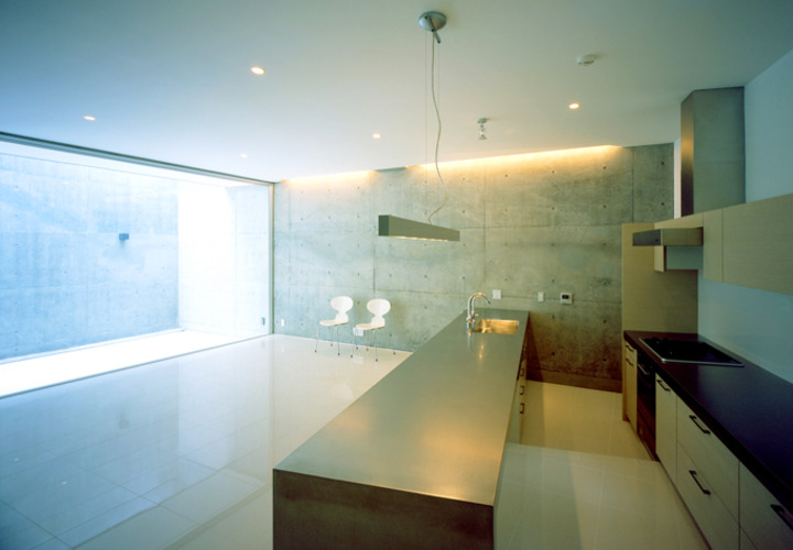 LDKに面した地下コートヤードに光が差し込む