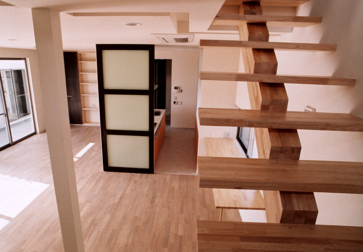 必要に応じて個室になる、天井まであるキッチン引き戸