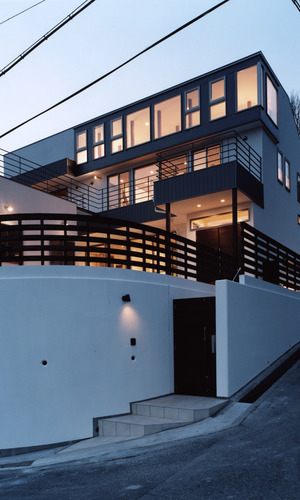 視線を遮りつつ神戸の街並を独り占めできる、傾斜を利用した外観