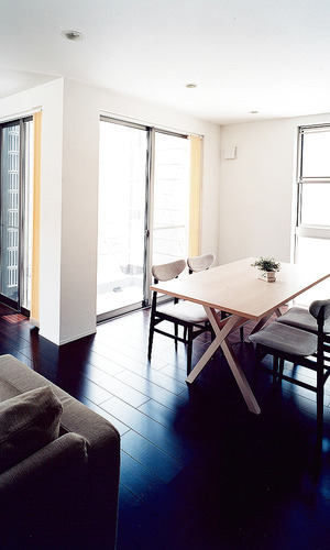 光があたると別の顔を見せる、濃い焦げ茶色のフローリング