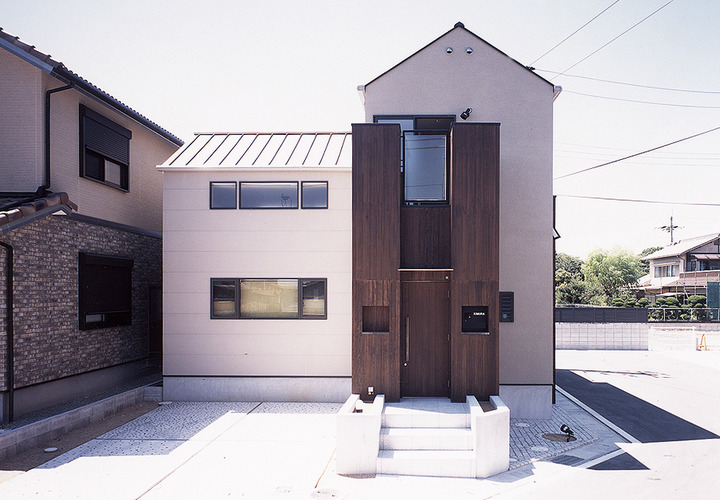 和の空気と現代の空気を併せ持った、シンプルな外観