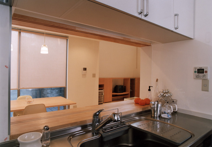 手元の目隠し代わりにできる、キッチン前につけた便利な引き戸