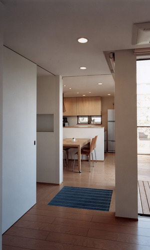 2階の1部をグレーチングにし、光と風を1階に取り入れる工夫がされた空間