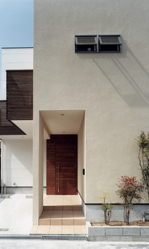 セットバックした玄関が、敷地面積22坪の限られた敷地の中で奥行きを感じさせる外観