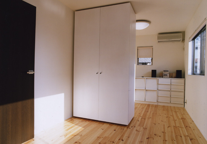 フローリングにパイン材を使用し、自然な雰囲気を演出した個室