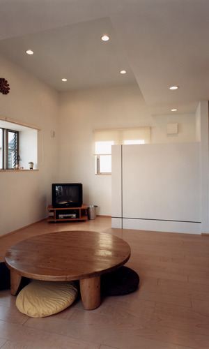 天井に立体感を持たせた、床座の生活が似合うリビング