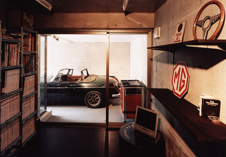 ガレージにある愛車を眺めながら、思う存分趣味に没頭できる趣味室