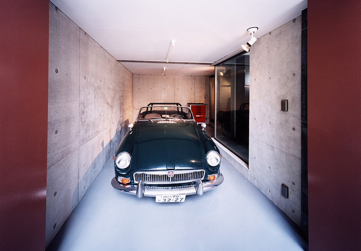 車を美しく置くためだけに存在する、車と暮らすガレージ