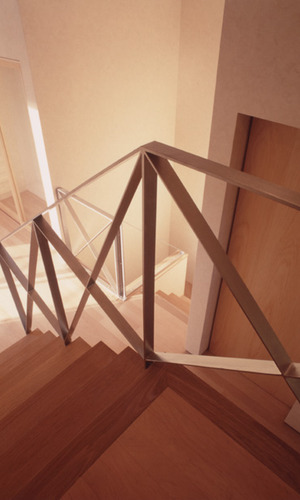 踊り場に２種類の木材を使用した、スキップフロアをつなぐ階段