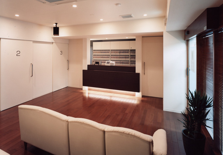 自宅にいるかのような、落ち着きのある雰囲気の待合室